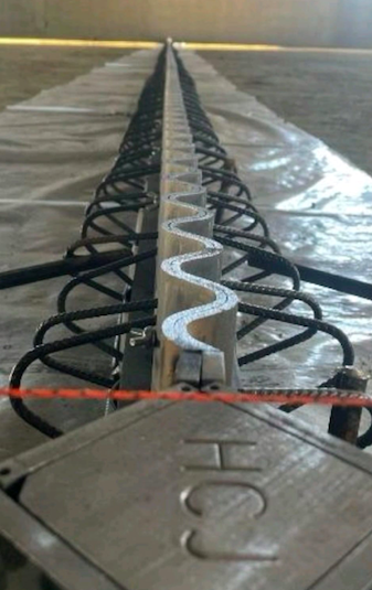 En DomAsociados estamos desarrollando proyectos industriales de alto rendimiento en toda la Península Ibérica, utilizando Macrofibra BarChip MQ58, Fibratec ARV12 y juntas HCJoints. Estas soluciones garantizan soleras de hormigón más seguras, eficientes y duraderas, adaptadas a las exigencias de cada proyecto industrial.